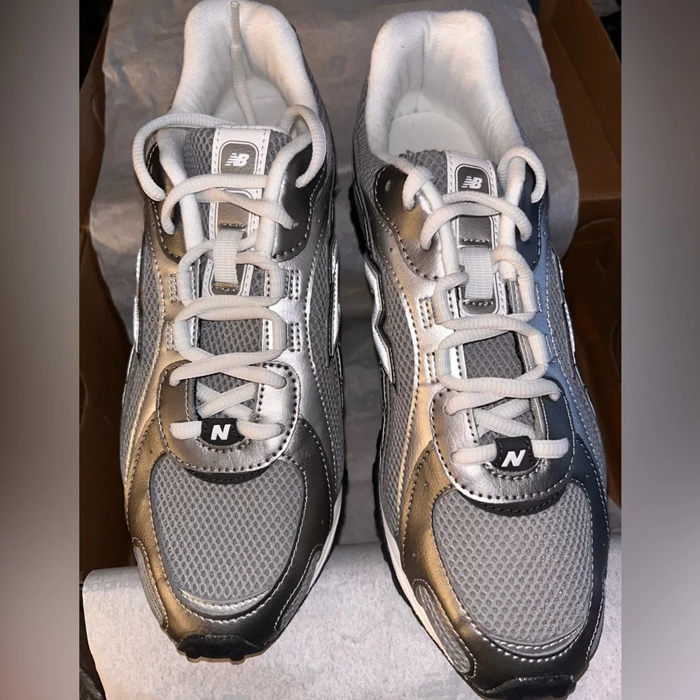 New Balance Unisex 2040L Silver and White Athletic Sneakers